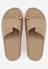 Born2be - Ciemnobeżowe Klapki Typu Japonki z Metaliczną Ozdobą Samrina. Okazja: na co dzień. Kolor: beżowy. Materiał: jeans, koronka. Wzór: aplikacja. Sezon: lato. Styl: casual #5