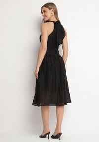 Born2be - Czarna Rozkloszowana Sukienka z Tłoczonej Tkaniny z Wiązaniem z Tyłu Nimioretta. Okazja: na wesele, na imprezę, na ślub cywilny. Kolor: czarny. Materiał: tkanina. Wzór: aplikacja. Typ sukienki: rozkloszowane. Styl: elegancki #6