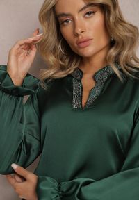 Renee - Zielona Bluzka Satynowa z Cyrkoniami Rapha. Typ kołnierza: dekolt w serek. Kolor: zielony. Materiał: satyna. Długość rękawa: długi rękaw. Długość: długie. Styl: elegancki #3