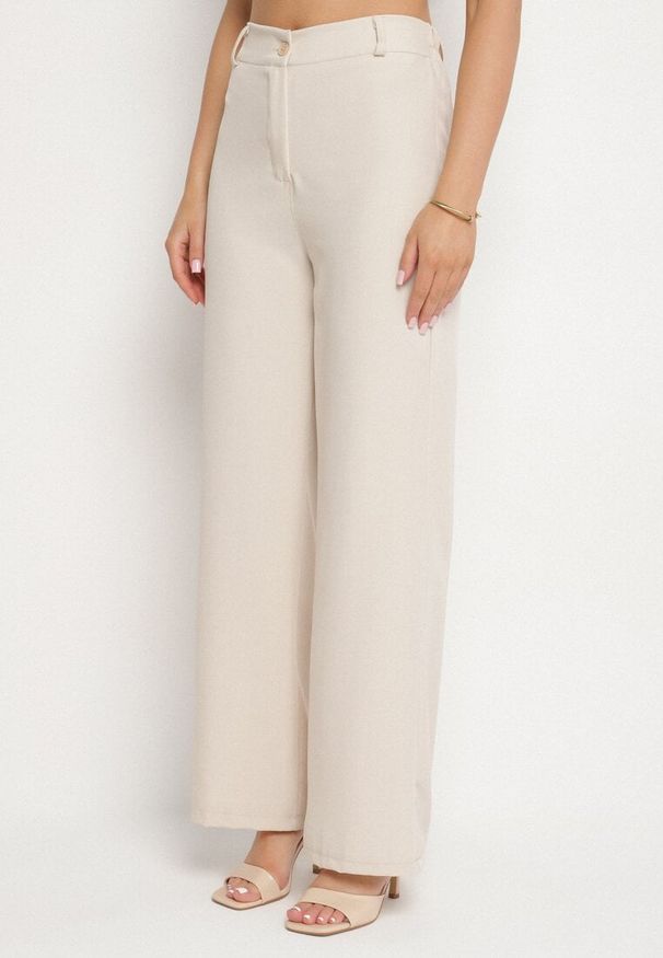 Born2be - Beżowy Komplet Garniturowy Kamizelka z Ozdobnymi Guzikami i Spodnie Filuenna. Kolor: beżowy