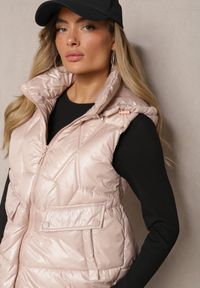 Renee - Jasnoróżowa Pikowana Kamizelka z Troczkami i Odpinanym Kapturem Arrelarra. Okazja: na co dzień, na spacer. Kolor: różowy. Materiał: jeans. Styl: klasyczny, sportowy, casual, elegancki