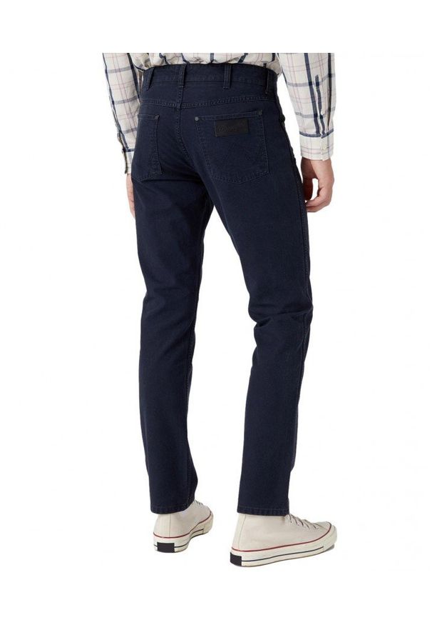 Wrangler - WRANGLER GREENSBORO MĘSKIE SPODNIE MATERIAŁOWE JEANSY DARK NAVY W15QDRXAE 112334235