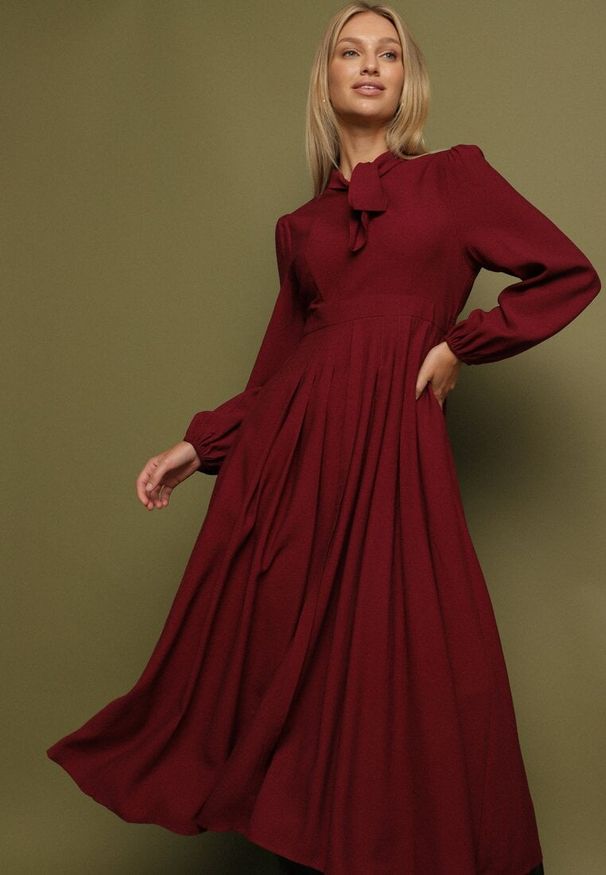 Born2be - Bordowa Wiskozowa Plisowana Sukienka z Wiązaniem Asorrise. Okazja: na co dzień. Kolor: czerwony. Materiał: wiskoza. Styl: elegancki, casual