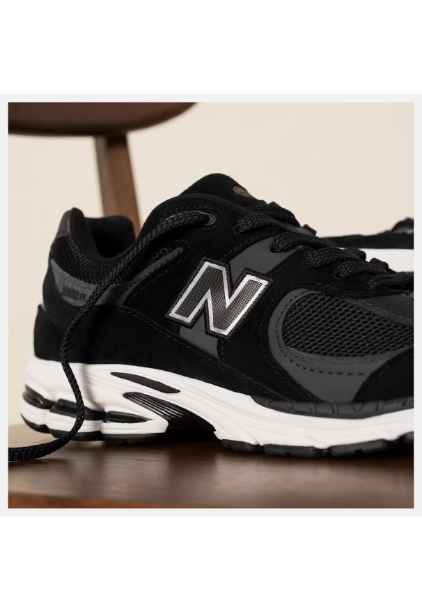New Balance M2002RBK Sneakersy unisex czarny. Kolor: czarny. Materiał: syntetyk, skóra, materiał, guma. Szerokość cholewki: normalna. Sport: turystyka piesza
