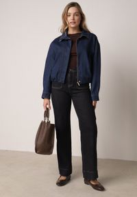 Born2be - Ciemnoniebieska Jeansowa Kurtka Przejściowa z Bawełny o Kroju Bombki z Kołnierzykiem Jotima. Okazja: na co dzień, na randkę. Kolor: niebieski. Materiał: bawełna, jeans. Styl: casual, elegancki #8