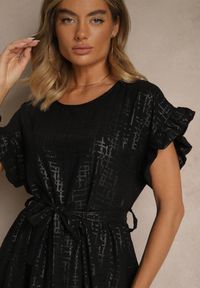 Renee - Czarna Sukienka z Paskiem i Falbankami przy Rękawach Folunelle. Okazja: na co dzień. Typ kołnierza: kołnierz z falbankami. Kolor: czarny. Styl: klasyczny, elegancki, casual #3