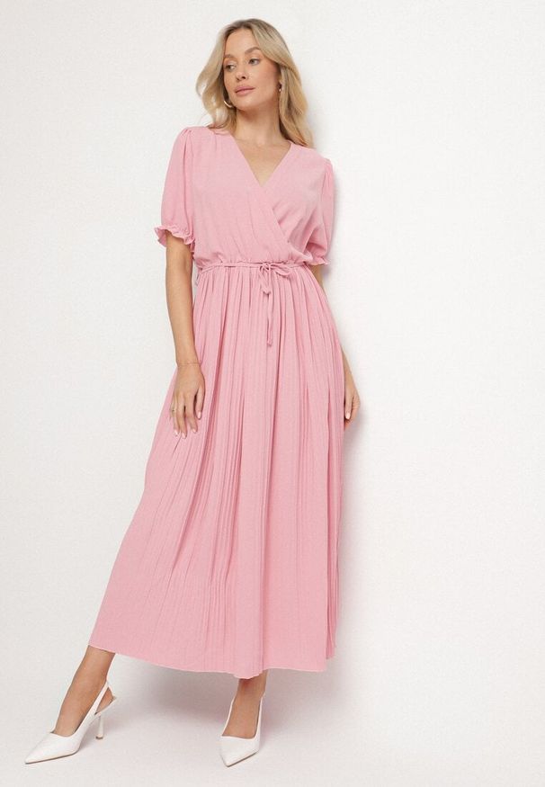 Born2be - Różowa Kopertowa Sukienka z Bawełną i Paskiem Ivellevia. Okazja: na co dzień. Typ kołnierza: dekolt w serek. Kolor: różowy. Materiał: bawełna. Długość rękawa: długi rękaw. Sezon: lato. Typ sukienki: kopertowe. Styl: klasyczny, casual, elegancki