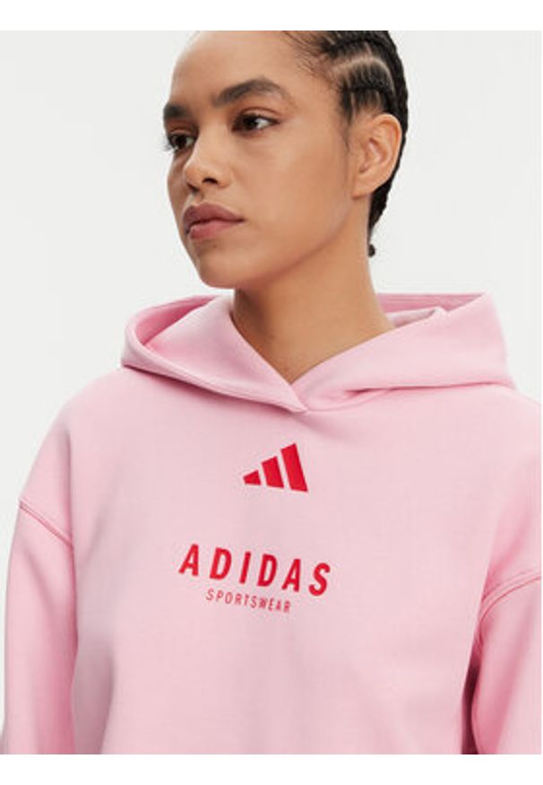 Adidas - adidas Bluza ALL SZN Graphic JJ4519 Różowy Loose Fit. Kolor: różowy. Materiał: bawełna