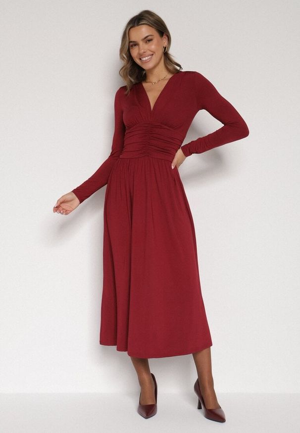 Born2be - Bordowa Marszczona Sukienka Taliowana z Wiskozą z Dekoltem V i Długim Rękawem Emirie. Okazja: na co dzień, na spotkanie biznesowe. Typ kołnierza: dekolt w kształcie V. Kolor: czerwony. Materiał: wiskoza. Długość rękawa: długi rękaw. Styl: biznesowy, casual