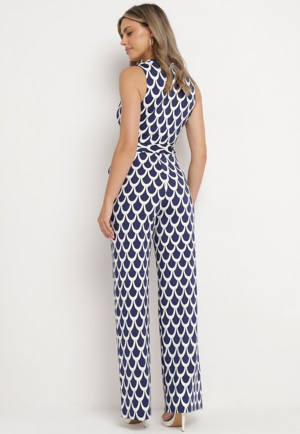 Born2be - Granatowo-Biały Taliowany Kombinezon z Kopertowym Dekoltem i Materiałowym Paskiem w Talii Feranea. Okazja: na co dzień. Kolor: niebieski. Materiał: materiał. Styl: elegancki, casual, klasyczny