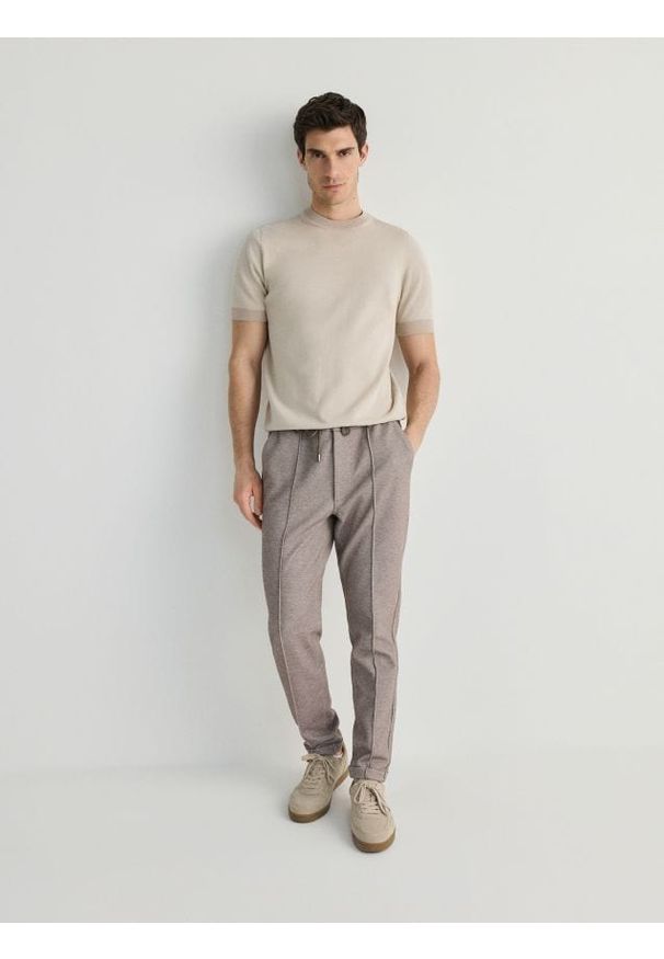 Reserved - Spodnie chino slim - beżowy. Kolor: beżowy. Materiał: bawełna, dzianina
