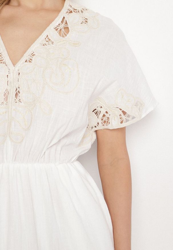 Born2be - Biała Bawełniana Sukienka w Stylu Rustykalnym z Kieszeniami Orriviane. Okazja: na spotkanie biznesowe, na co dzień, do pracy, na spacer. Typ kołnierza: dekolt w kształcie V. Kolor: biały. Materiał: bawełna. Wzór: aplikacja, haft. Typ sukienki: proste. Styl: biznesowy, casual