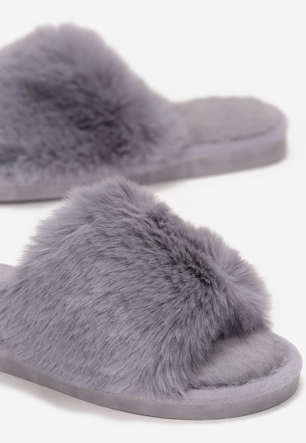 Renee - Szare Kapcie Penthoreia. Okazja: do domu. Zapięcie: bez zapięcia. Kolor: szary. Materiał: bawełna, futro, guma