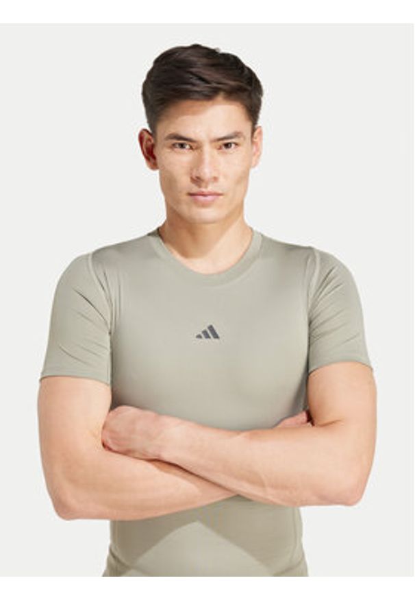 Adidas - adidas Koszulka techniczna Techfit Compression JE6700 Zielony Slim Fit. Kolor: zielony. Materiał: syntetyk. Technologia: Techfit (Adidas)