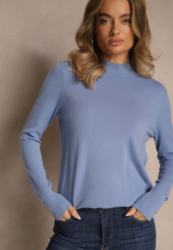 Renee - Niebieski Golf o Dopasowanym Kroju Zdobiony Minimalistycznymi Aplikacjami Unissa. Okazja: na spacer. Typ kołnierza: golf. Kolor: niebieski. Materiał: jeans. Wzór: aplikacja. Styl: klasyczny, elegancki