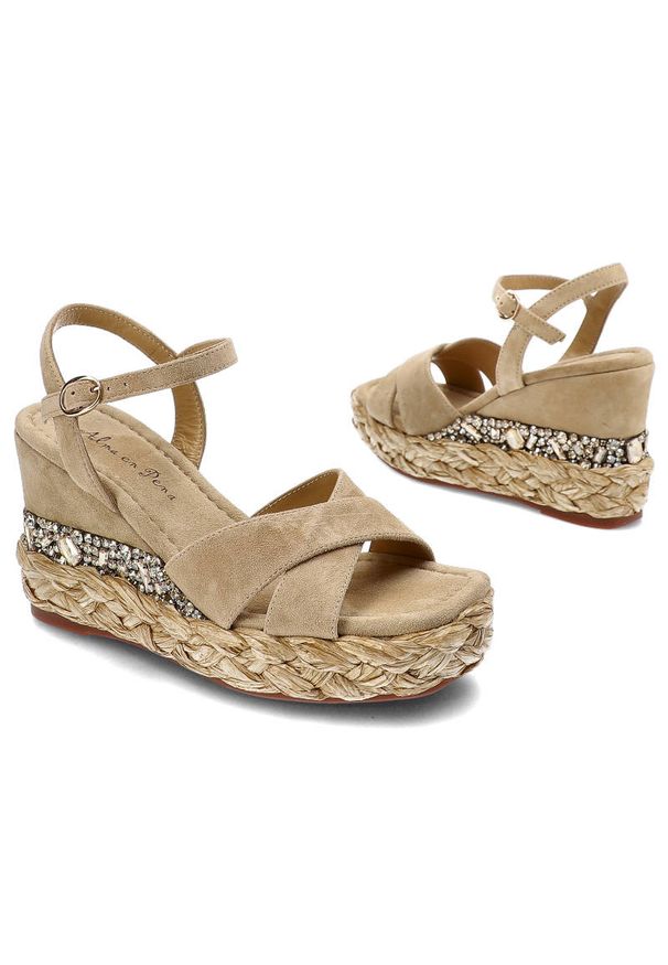 Beżowe Sandały Alma En Pena Eleganckie Buty Na Koturnie. Okazja: na spacer. Zapięcie: sprzączka. Kolor: beżowy. Szerokość cholewki: normalna. Wzór: aplikacja. Materiał: skóra, dziergany, zamsz. Obcas: na koturnie. Styl: elegancki. Wysokość obcasa: średni