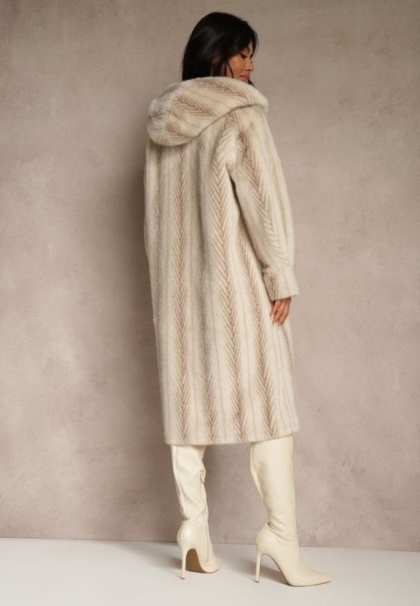 Renee - Jasnobeżowy Futrzany Płaszcz z Kapturem Zdobiony Pionowym Wzorem Elrinrahne. Typ kołnierza: kaptur. Kolor: beżowy. Materiał: futro. Długość rękawa: długi rękaw. Wzór: aplikacja. Styl: klasyczny