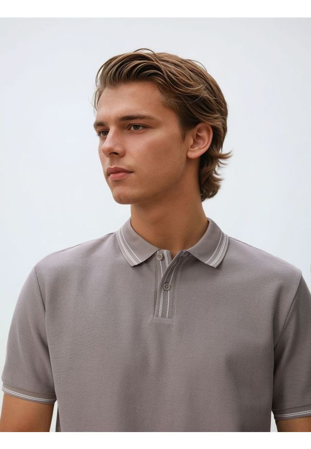 Reserved - Koszulka polo z bawełny merceryzowanej - beżowy. Typ kołnierza: polo. Kolor: beżowy. Materiał: bawełna