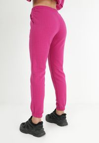 Born2be - Różowe Spodnie Dresowe z Tłoczeniem Faboto. Kolor: różowy. Materiał: dresówka. Styl: elegancki #5