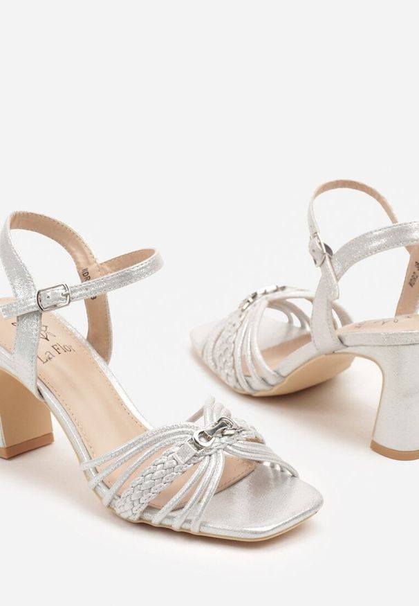 Born2be - Srebrne Sandały na Obcasie z Plecionymi Paskami i Metaliczną Ozdobą Sarivaya. Zapięcie: pasek. Kolor: srebrny. Wzór: aplikacja. Obcas: na obcasie. Styl: elegancki. Wysokość obcasa: średni