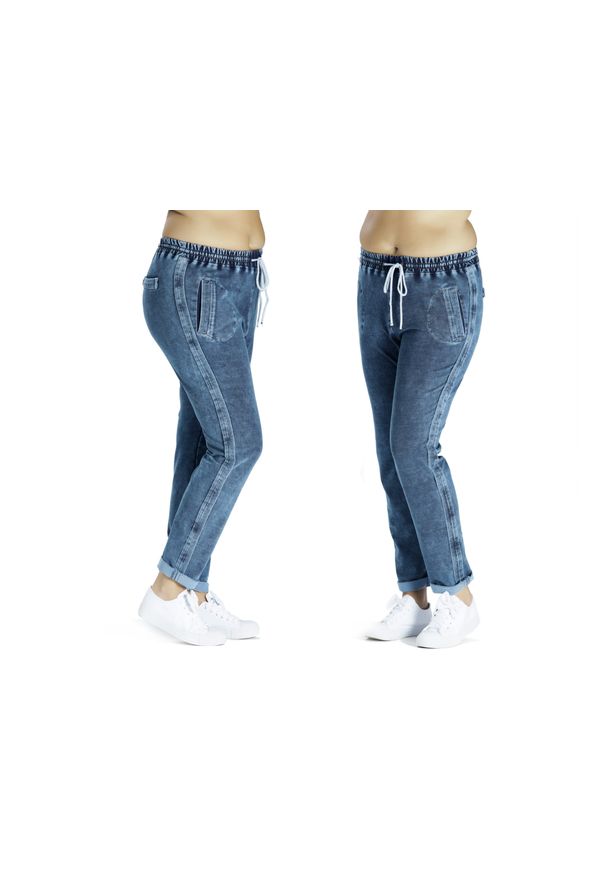 Moda Size Plus Iwanek - Jeansowe dresowe spodnie DENIM OVERSIZE PLUS SIZE. Okazja: na spacer. Kolekcja: plus size. Materiał: jeans, dresówka, denim. Długość: długie. Wzór: aplikacja. Styl: sportowy