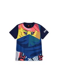 Koszulka Dziecięca Bio Bawełna LEGO Ninjago Tano 311 Granatowa. Kolor: niebieski. Materiał: bawełna. Długość rękawa: krótki rękaw. Długość: krótkie. Wzór: nadruk. Sezon: lato