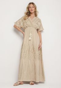 Born2be - Beżowa Kopertowa Sukienka z Wiskozy Ozdobiona Frędzlami Redare. Okazja: na co dzień. Typ kołnierza: dekolt w serek. Kolor: beżowy. Materiał: wiskoza. Wzór: aplikacja. Typ sukienki: kopertowe. Styl: casual, klasyczny, boho #1