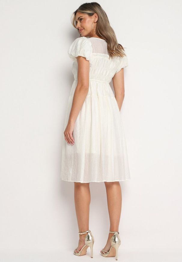 Born2be - Jasnobeżowa Rozkloszowana Sukienka z Bufiastymi Rękawami i Marszczoną Górą Vikkasha. Okazja: na co dzień. Kolor: beżowy. Typ sukienki: proste. Styl: casual, retro, elegancki