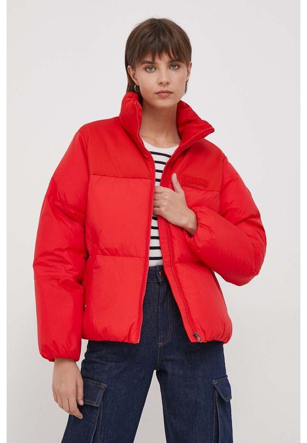 TOMMY HILFIGER - Tommy Hilfiger kurtka damska kolor czerwony zimowa. Kolor: czerwony. Materiał: syntetyk, poliester. Sezon: zima