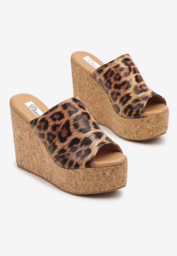 Renee - Panterkowe Klapki w Stylu Drewniaków na Koturnie Jordiva. Okazja: na co dzień. Nosek buta: otwarty. Materiał: zamsz. Sezon: lato. Obcas: na koturnie. Styl: elegancki, casual