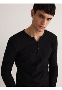 Reserved - Longsleeve slim fit w prążek - czarny. Kolor: czarny. Materiał: bawełna, dzianina. Długość rękawa: długi rękaw. Wzór: prążki