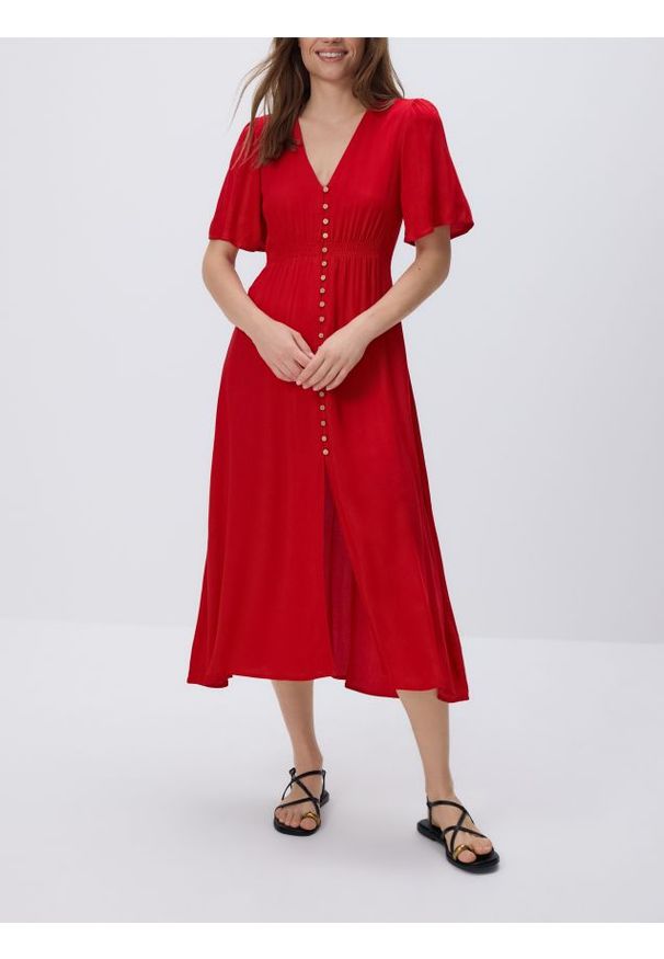 Reserved - Sukienka midi - czerwony. Kolor: czerwony. Materiał: tkanina, wiskoza. Wzór: gładki. Typ sukienki: proste. Długość: midi