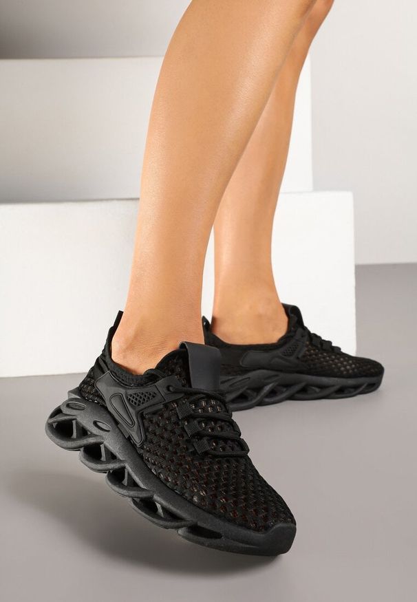 Born2be - Czarne Siateczkowe Buty Sportowe Sneakersy na Grubej Tłoczonej Podeszwie Telarienna. Okazja: na co dzień, na spacer. Kolor: czarny. Materiał: jeans. Sezon: lato. Sport: turystyka piesza