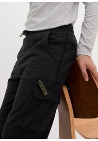 bonprix - Spodnie dresowe z kieszeniami cargo z miękkiej mieszanki bawełny. Kolor: szary. Materiał: bawełna, dresówka. Styl: sportowy #3