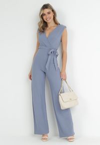 Born2be - Jasnoniebieski Kombinezon z Kopertowym Dekoltem i Wiązaniem w Talii Vannessa. Kolekcja: dla wysokich. Kolor: niebieski. Materiał: prążkowany, materiał. Długość: długie #1