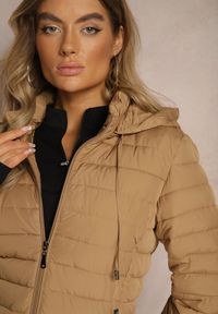 Renee - Ciemnobeżowa Kurtka Ozdobiona Pikowaniem Wykończona Sznurkami i Kapturem Mivissa. Okazja: na co dzień, na spacer. Kolor: beżowy. Materiał: jeans. Wzór: aplikacja. Styl: casual, sportowy #5