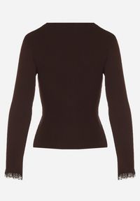 Born2be - Brązowy Sweter z Wiskozą Ozdobiony Koronką i Kokardką Tusirea. Okazja: na co dzień. Typ kołnierza: kokarda. Kolor: brązowy. Materiał: wiskoza, koronka. Wzór: aplikacja, koronka. Styl: klasyczny, casual, elegancki #4