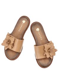 Klapki damskie Armodo, cholewka ze skóry naturalnej licowej odkryty przód na płaskiej podeszwie, beżowe, 40477. Okazja: na co dzień. Kolor: beżowy. Materiał: skóra. Wzór: aplikacja, kwiaty. Sezon: lato. Obcas: na płaskiej podeszwie. Styl: elegancki, casual #2