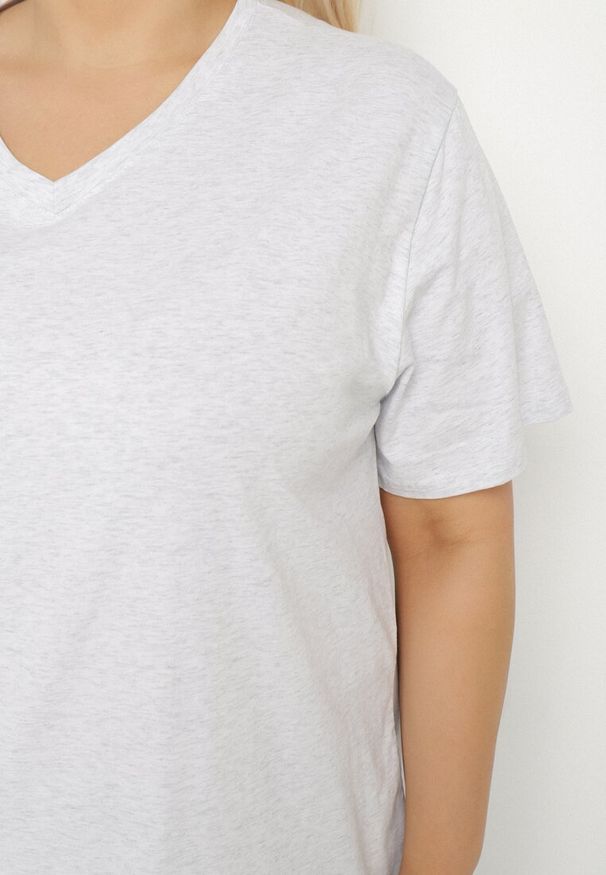 Born2be - Jasnoszary T-shirt z Bawełny z Dekoltem w Serek Aveltebia. Okazja: na co dzień. Typ kołnierza: dekolt w serek. Kolekcja: plus size. Kolor: szary. Materiał: bawełna. Styl: casual, klasyczny