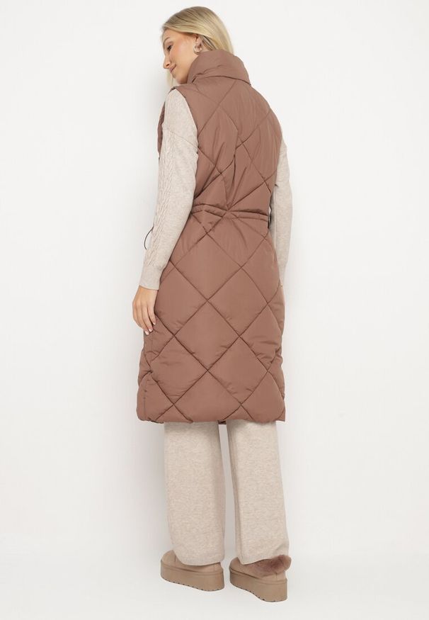 Born2be - Ciemnobrązowa Pikowana Kamizelka o Długim Kroju ze Stójką i Kieszeniami Avatheia. Okazja: na co dzień. Typ kołnierza: kołnierzyk stójkowy. Kolor: brązowy. Materiał: jeans. Długość: długie. Wzór: aplikacja. Styl: casual, elegancki, klasyczny