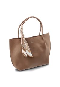 Torebka damska Rieker, ze skóry ekologicznej o prostej eleganckiej formie z ozdobną apaszką przy uchwycie wygodna do noszenia w dłoni i na ramieniu,. Kolor: brązowy. Materiał: skórzane. Styl: elegancki. Rodzaj torebki: na ramię #7