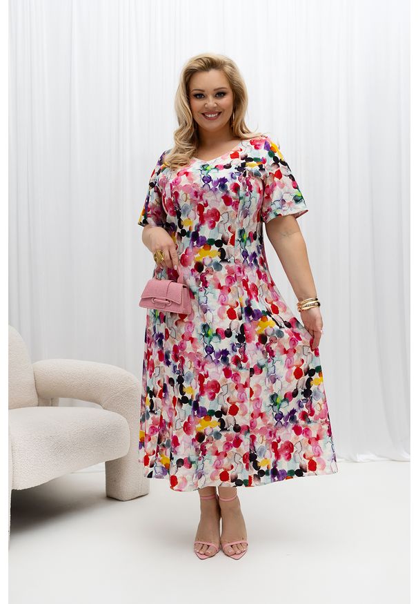 Moda Size Plus Iwanek - Lniana sukienka Lori z kolorowym akwarelowym motywem na wesele PLUS SIZE XXL OVERSIZE WIOSNA. Okazja: na ślub cywilny, na wesele. Kolekcja: plus size. Materiał: len. Wzór: kolorowy. Sezon: wiosna. Typ sukienki: oversize, dla puszystych. Styl: casual, elegancki, wakacyjny. Długość: midi