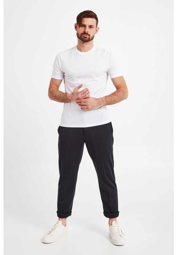 Emporio Armani - T-SHIRT EMPORIO ARMANI TRAVEL ESSENTIAL. Styl: elegancki