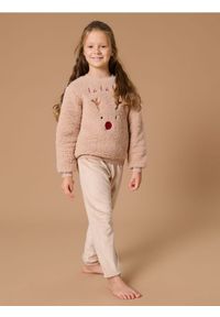 Sinsay - Puszysta świąteczna piżama z reniferem - beżowy. Kolekcja: plus size. Kolor: beżowy. Materiał: welur, tkanina. Długość: długie. Styl: wizytowy #1