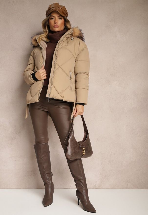 Renee - Ciemnobeżowa Kurtka z Pikowanymi Przeszyciami Kapturem i Rozcięciami na Napy Tintovia. Okazja: na co dzień. Kolor: beżowy. Materiał: jeans, futro. Styl: elegancki, casual