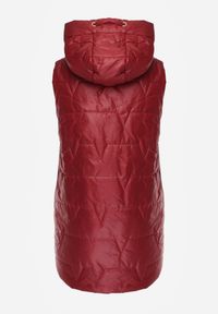 Born2be - Czerwona Pikowana Kamizelka o Długim Kroju z Nieodpinanym Kapturem i Aplikacją Koretes. Okazja: na co dzień. Kolor: czerwony. Materiał: prążkowany, poliester. Długość: długie. Wzór: aplikacja. Styl: casual #5