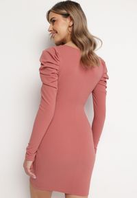 Born2be - Różowa Mini Dopasowana Sukienka z Kopertowym Dekoltem i Asymetryczną Zakładką Omiura. Kolor: różowy. Długość rękawa: długi rękaw. Typ sukienki: kopertowe, asymetryczne. Długość: mini #2