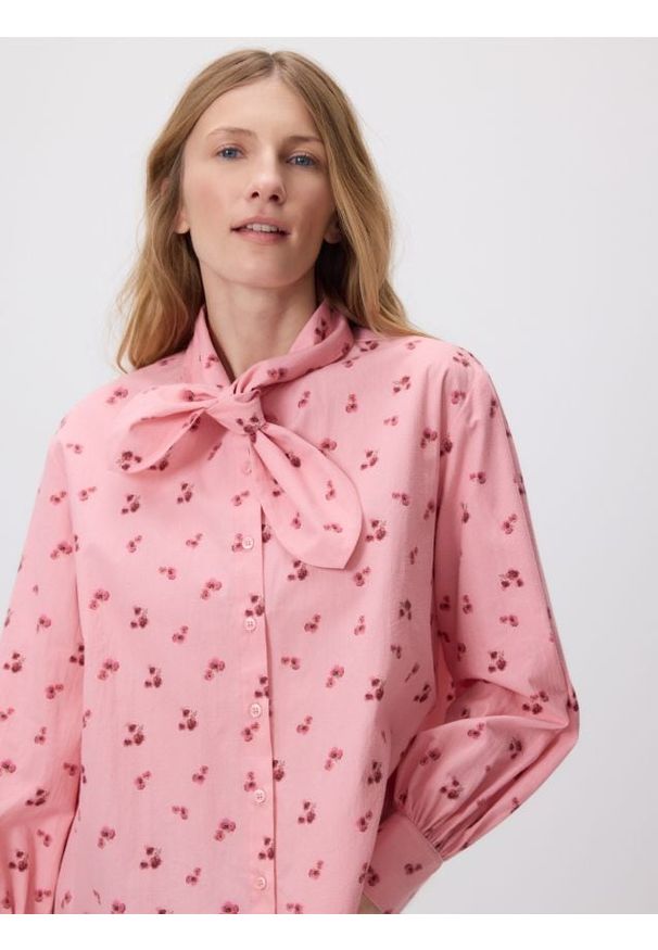 Reserved - Koszula z kwiatowym motywem - różowy. Kolor: różowy. Materiał: bawełna. Wzór: kwiaty