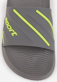 Born2be - Szare Klapki Basenowe na Grubej Podeszwie z Tłoczonymi Paskami i Napisem Menimisia. Okazja: na co dzień. Kolor: szary. Wzór: napisy. Sezon: lato. Styl: wakacyjny, casual, klasyczny, sportowy #3