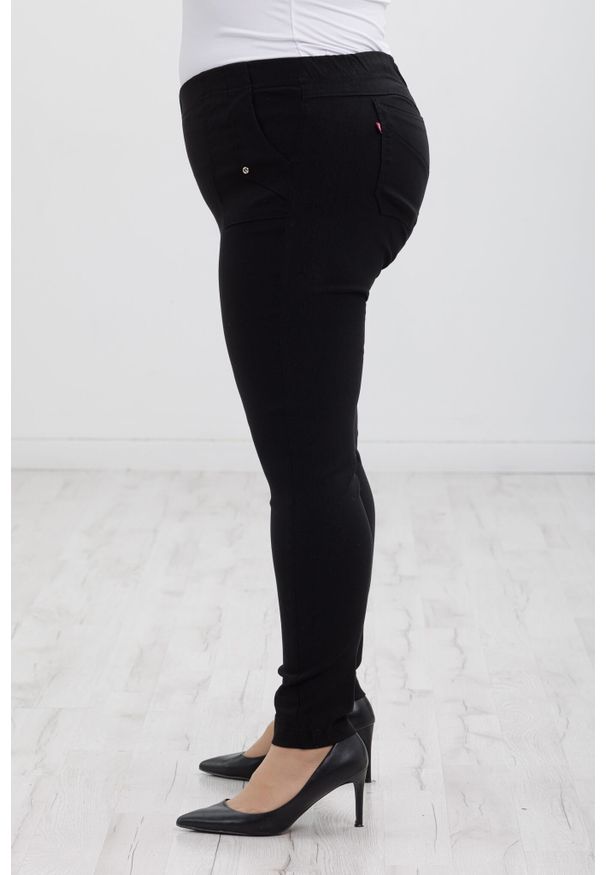 Nasi partnerzy - Klasyczne czarne spodnie Nita ze zwężoną nogawką PLUS SIZE XXL. Okazja: na spacer, na co dzień, do pracy. Kolekcja: plus size. Kolor: czarny. Materiał: tkanina, elastan, włókno, materiał, poliester, wiskoza. Długość: krótkie. Styl: klasyczny